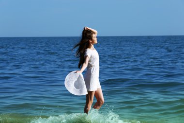 Sahilde güzel bir kadın