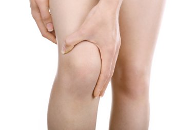 Diz ağrısı olan kadın