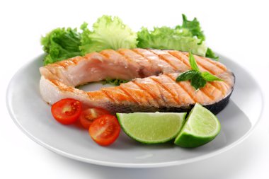 Domates ve limon plaka ile lezzetli ızgara somon yakın çekim