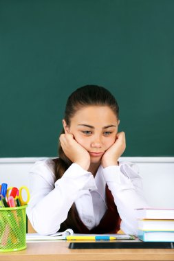 Blackboard yakınındaki sınıfta güzel liseli kızlar