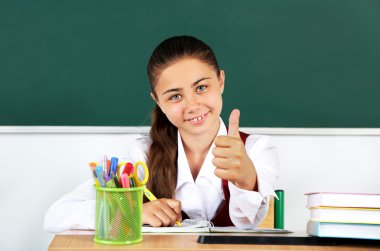 Blackboard yakınındaki sınıfta güzel liseli kızlar