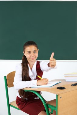 Blackboard yakınındaki sınıfta güzel liseli kızlar