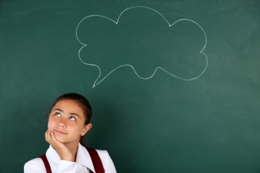 Güzel küçük kız Blackboard ayakta