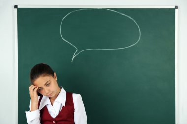 Güzel küçük kız Blackboard ayakta