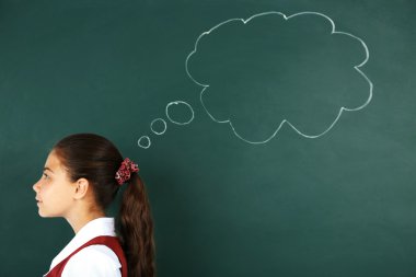 Güzel küçük kız Blackboard ayakta