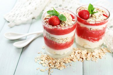 tatlı taze çilek, krem ve granola, renk ahşap masa arka plan üzerinde