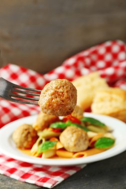 Ahşap masa arka plan üzerinde plaka üzerinde köfte makarna