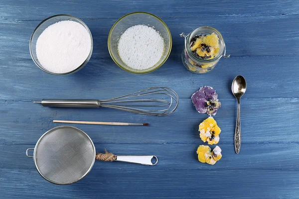 Fare fiori viola canditi con albumi e zucchero, su sfondo di legno a colori — Foto Stock