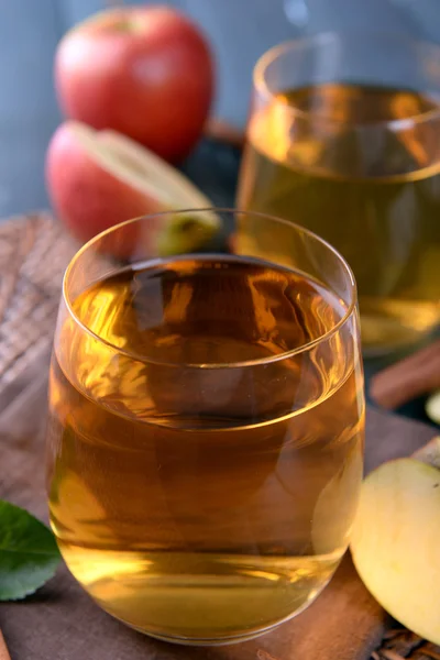 Bicchieri di succo di mela — Foto Stock