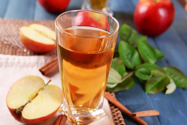 Copo de suco de maçã — Fotografia de Stock