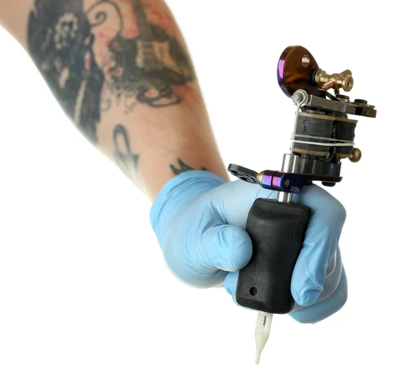 Hand van tatoeage kunstenaar met tattoo machine geïsoleerd op wit — Stockfoto