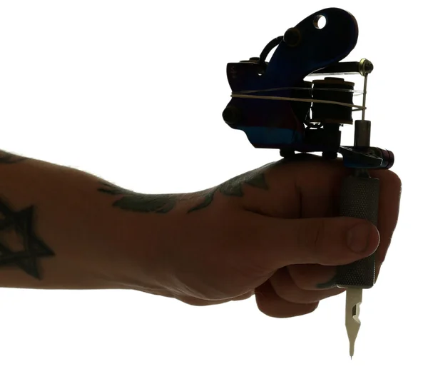 Mano del artista del tatuaje con la máquina del tatuaje aislada en blanco — Foto de Stock