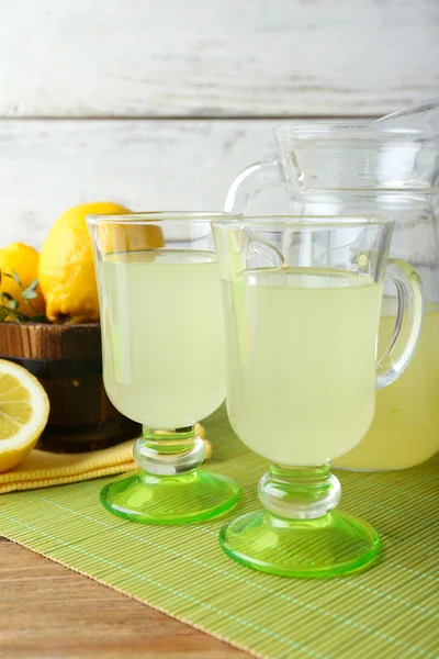 Натюрморт с лимонным соком — стоковое фото