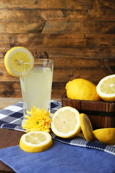 Natureza morta com suco de limão — Fotografia de Stock