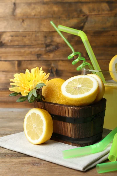 Stillleben mit Zitronensaft — Stockfoto