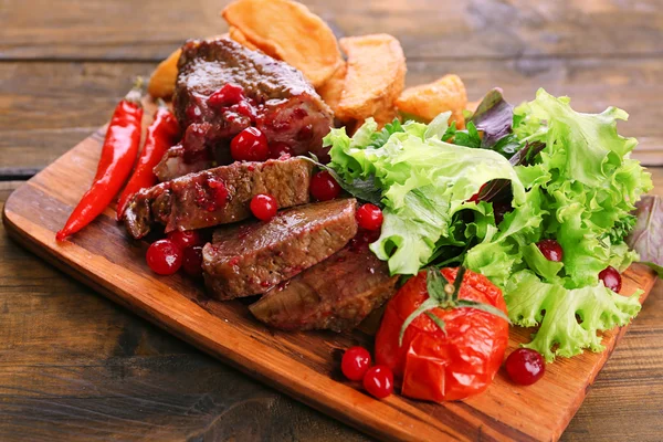 Carne bovina com molho de cranberry — Fotografia de Stock