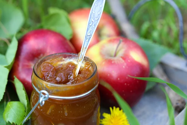 Engarrafamento de maçã em jarro — Fotografia de Stock