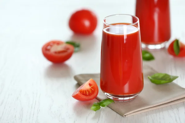 Zumo de tomate y tomates frescos —  Fotos de Stock