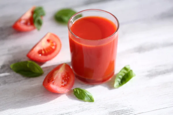 Zumo de tomate y tomates frescos —  Fotos de Stock