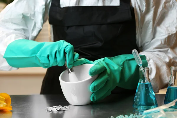 Químico trabajando en laboratorio de drogas — Foto de Stock