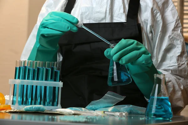 Chimico che lavora nel laboratorio farmaceutico — Foto Stock