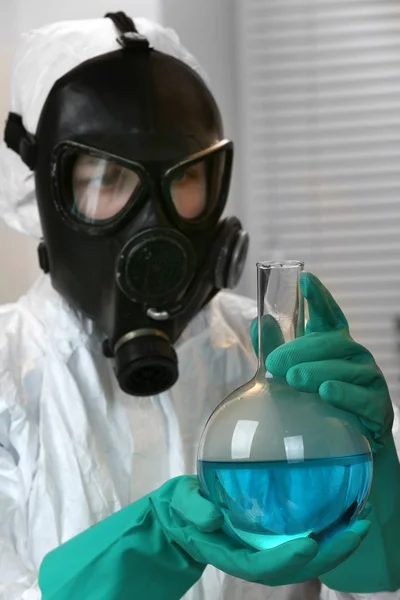 Químico trabalhando em laboratório de drogas — Fotografia de Stock