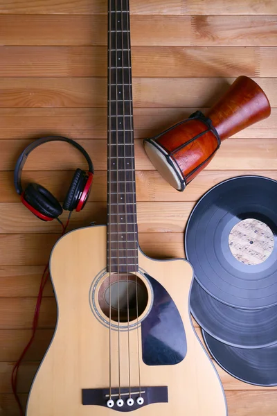 Chitarra con dischi in vinile e batteria africana — Foto Stock