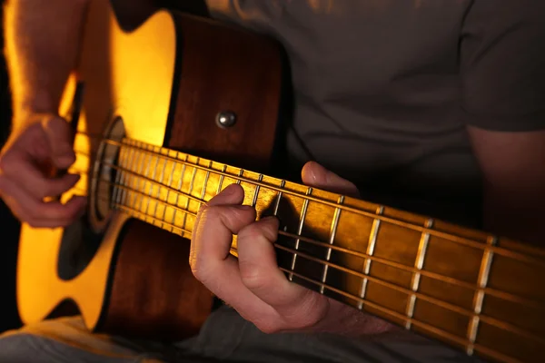 Man speelt op akoestische gitaar — Stockfoto