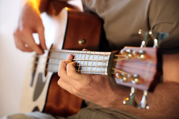 Man speelt op akoestische gitaar — Stockfoto