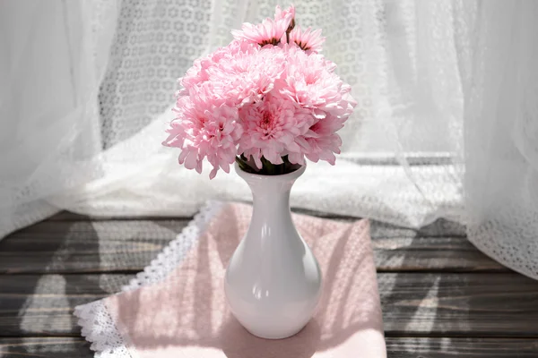 Schöne Chrysanthemen in der Vase auf Stoffhintergrund — Stockfoto