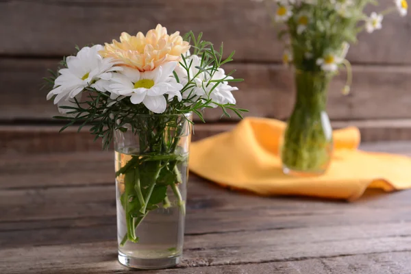 테이블에 꽃병에 아름 다운 꽃 가까이 — 스톡 사진