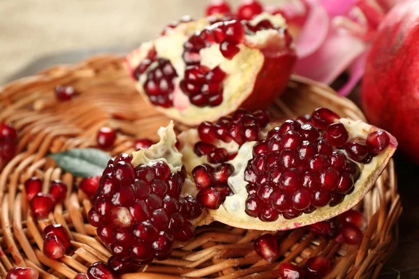 Granaatappel zaden op rieten dienblad, close-up — Stockfoto