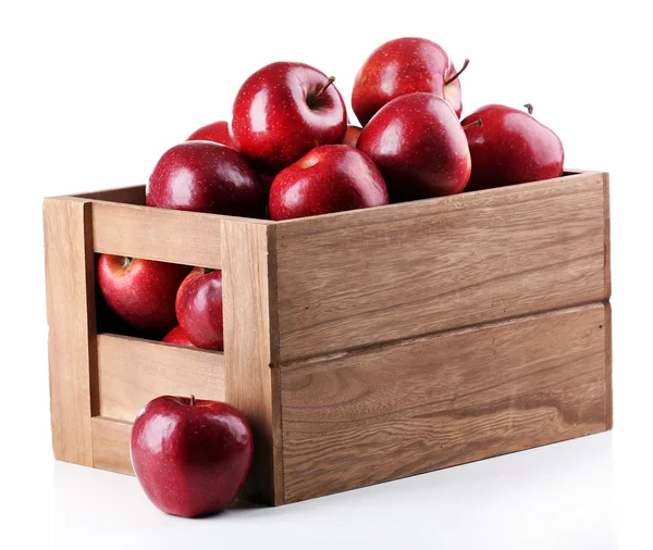 Rode appels in houten kist isoleren op witte — Stockfoto