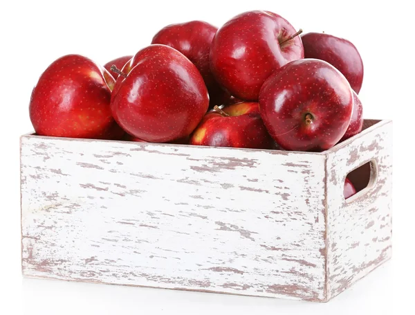 Pommes rouges dans une caisse en bois isolée sur blanc — Photo