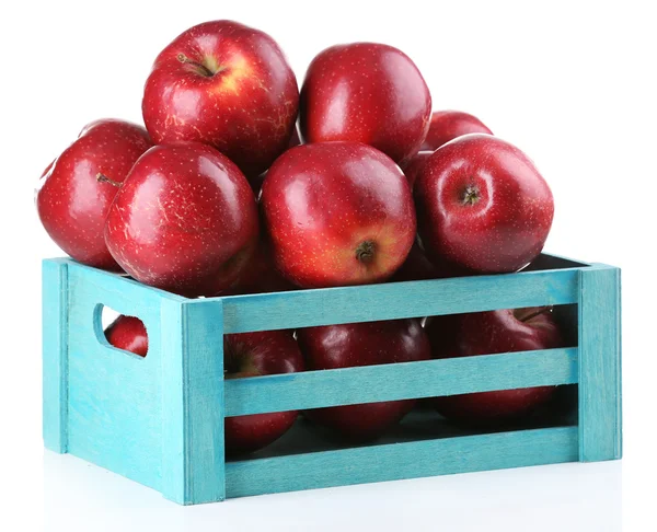 Maçãs vermelhas em caixa de madeira isolar em branco — Fotografia de Stock