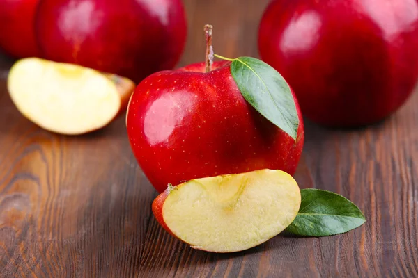 Manzanas rojas en la mesa — Foto de Stock