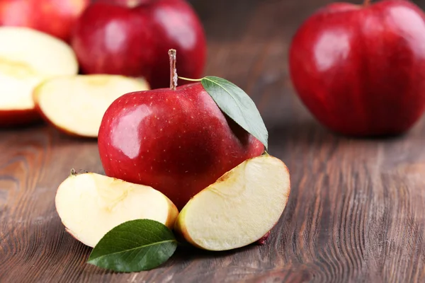 Manzanas rojas en la mesa — Foto de Stock