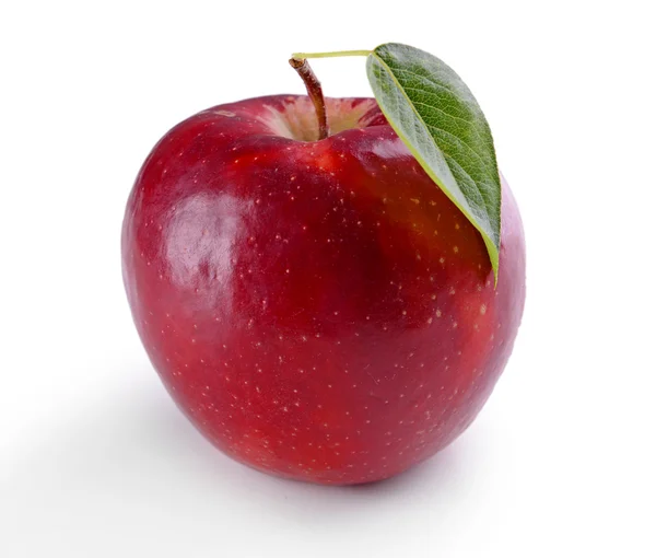 Κόκκινο μήλο με φύλλο που απομονώνονται σε λευκό — Φωτογραφία Αρχείου