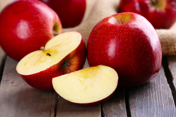 Manzanas rojas maduras en la mesa de cerca — Foto de Stock