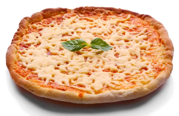 Pizza de queijo com manjericão de perto — Fotografia de Stock