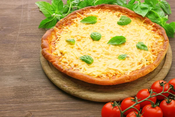 테이블에 체리 토마토와 치즈 피자를 닫습니다. — 스톡 사진