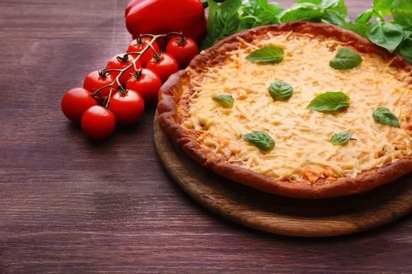 Pizza de queso con verduras en la mesa de cerca —  Fotos de Stock