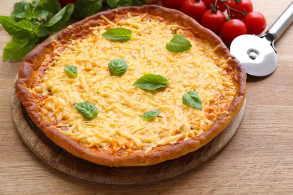 Cheese pizza with vegetables on table close up — Stock Photo, Image