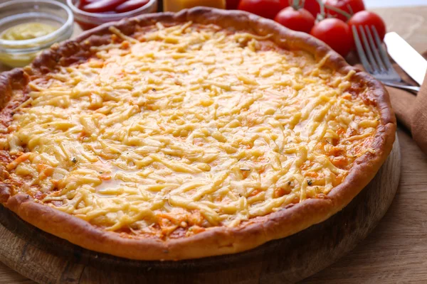 Smakrik ost pizza på bordet på nära håll — Stockfoto