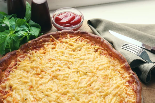 Sabrosa pizza de queso en la mesa de cerca —  Fotos de Stock