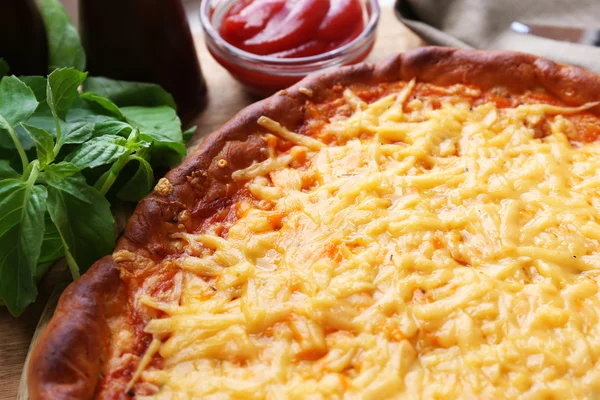 Gustosa pizza al formaggio sul tavolo da vicino — Foto Stock