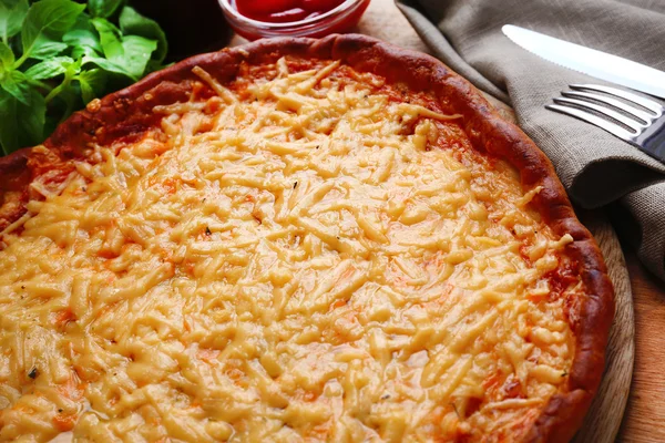 Pizza de queijo saboroso na mesa de perto — Fotografia de Stock