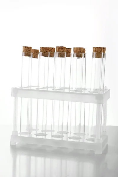 Tubos de ensayo de laboratorio vacíos — Foto de Stock