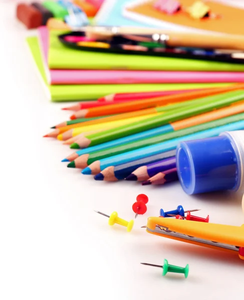 Artigos de papelaria de escola coloridos isolados em branco — Fotografia de Stock