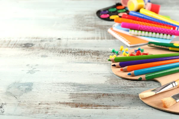 Papelaria da escola colorida em fundo de madeira — Fotografia de Stock